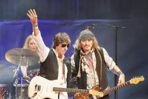 Johnny Depp (r.) auf der Bühne.