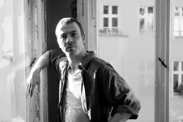 Szene mit Albrecht Schuch als Thomas Brasch in &bdquo;Lieber Thomas&ldquo;. Der Film bracht Gisela Zick ihre Nominierung f&uuml;r den Deutschen F