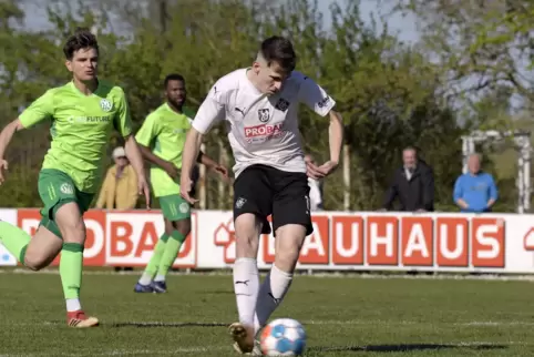 Treffsicher: Lennart Thum traf in der vergangenen Oberligasaison 23-mal für die Arminia. Hier schießt er das 1:0 gegen Engers. 