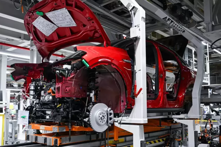 Hier wird ein Elektroauto im VW-Werk Zwickau gefertigt. 