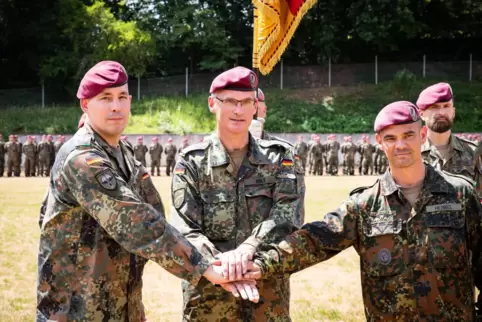 Kommando-Übergabe: Von links Oberst Markus Meyer, Brigadegeneral Jens Arlt und der neue Kommandeur Oberstleutnant Oliver Henkel.
