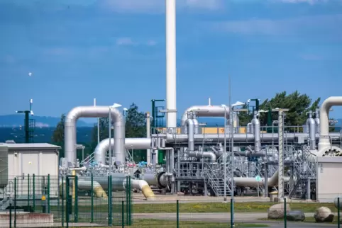 Blick auf Rohrsysteme und Absperrvorrichtungen in der Gasempfangsstation der Ostseepipeline Nord Stream 1 in Lubmin. 