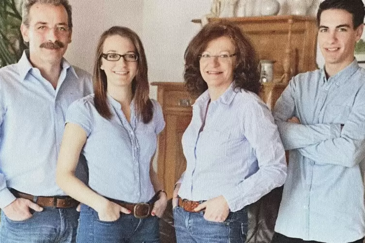 Ein Bild aus dem Familienalbum: die stolzen Eltern mit ihren beiden Kindern Nadine und Michael.
