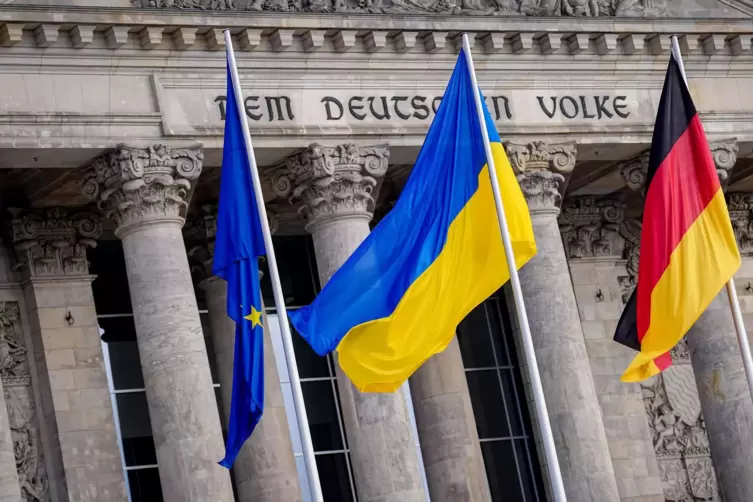 Aus Solidarität mit der Ukraine ist vielerorts, wie hier vor dem Reichstag, auch die Flagge zu sehen. 