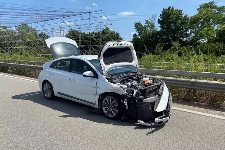 Schwer beschädigt: der Wagen der Unfallverursacherin. 