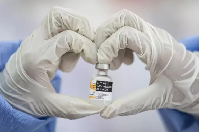 Die Corona-Impfungen haben in ihrem ersten Jahr einer Studie zufolge weltweit fast 20 Millionen Covid-19-Tote verhindert.
