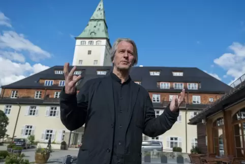 Krönung seines Lebens: Dietmar Mueller-Elmau vor Schloss-Kulisse.