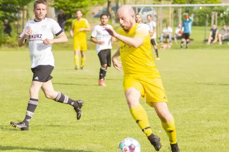 Marcel Hahn (rechts, hier im Spitzenspiel gegen den FC Kleinsteinhausen) kam nach einer Verletzung erst in der Rückserie der Hau
