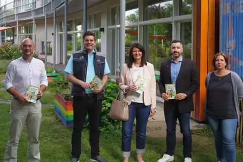 Stadtbürgermeister Dennis Nitsche, Christoph Gröger (Geschäftsführer Neue Energie Wörth GmbH), Sabine Hörrmann und Sascha Decher