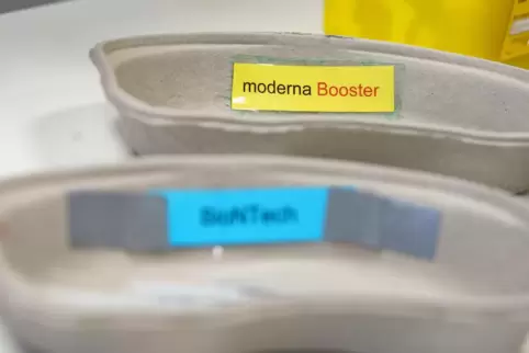Zwei Schalen mit Booster-Impfstoff von Moderna und Biontech liegen bei einer Impfaktion bereit. 