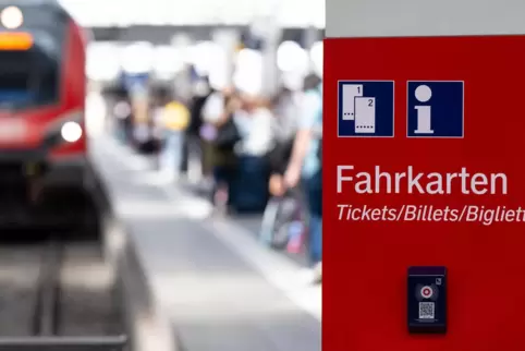 Mehr als drei Viertel der Befragten halten das 9-Euro-Ticket für ein insgesamt sehr attraktives Angebot. 