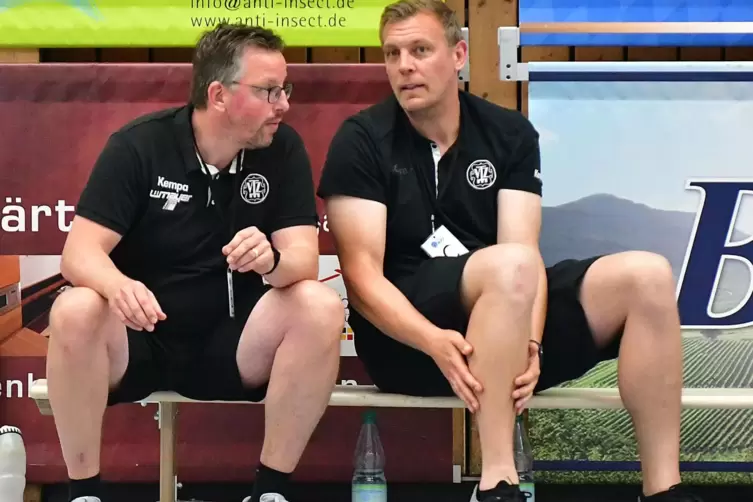 Was wollen wir anders machen? Das VTZ-Trainerduo Kai Schumann (links) und Philip Wiese bespricht sich kurz vor dem Kabinengang. 