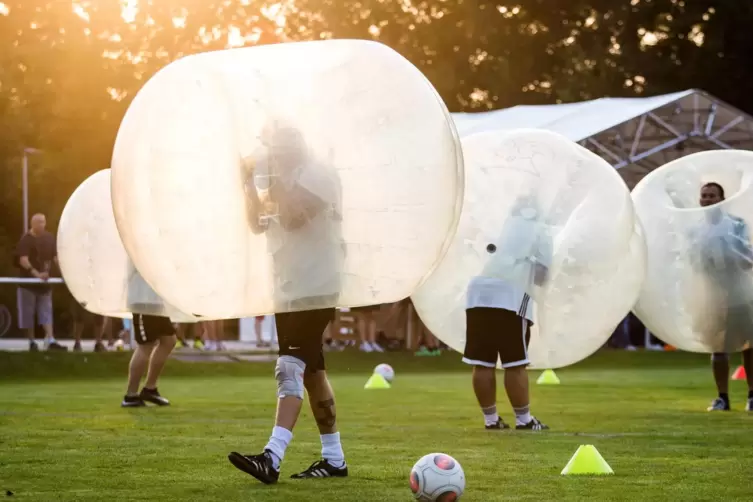 Bubble Soccer gehört zum Programm beim Feriencamp des SV Ohmbach.
