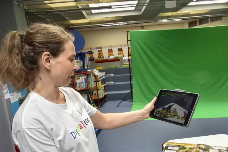 Wie Buch und Tablet zusammen genutzt werden können, zeigt Medienpädagogin Dorle Voigt. 