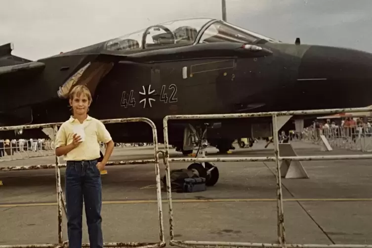 1988: Heiko Gschwind auf dem Flugtag in Ramstein vor einem &bdquo;Tornado&ldquo;.