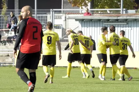 In der Aufstiegsrunde der Fußball-Bezirksliga hatte diese Szene eher Seltenheitswert beim BSC Oppau.