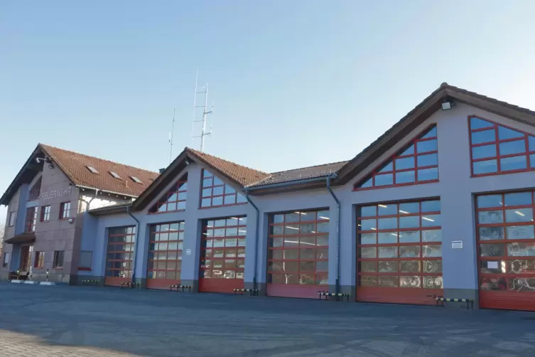 Die Feuerwehrhäuser in den Ortsgemeinden (hier das Gerätehaus in Winnweiler) werden zu Anlaufstellen für die Bevölkerung.