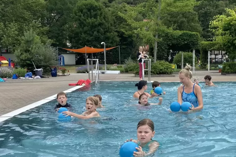 Ohne Eltern am Beckenrand: der Kinderschwimmkurs des SC Neustadt.