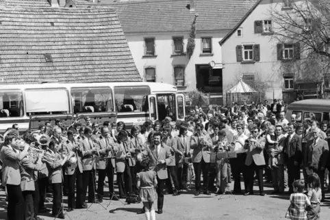1. Mai 1973, Marktplatz in Jettenbach: Die Pfälzer verabschieden ihre oberbayerischen Gäste nach dem ersten Besuch. 