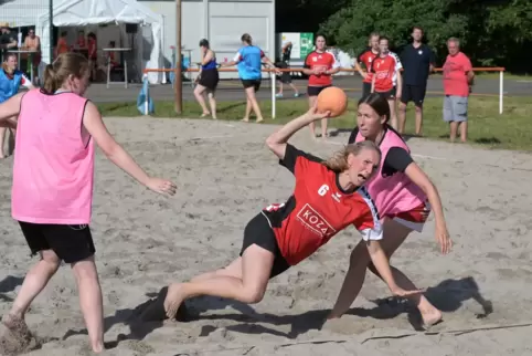 Gut bespielbarer Untergund: SG Rheinauen gegen TSG Leila.