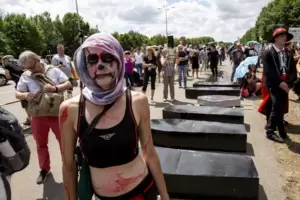 Schwarz gekleidet, oder als Skelett oder Zombie geschminkt: So mahnten die Friedensaktivisten am Samstag vor der Air Base in Ram