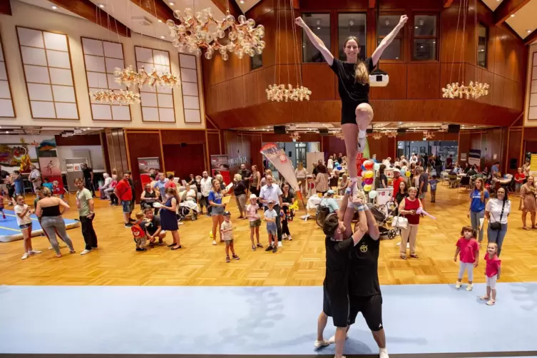 Der TV 03 Ramstein zeigte am Samstag beim Familientag des Landkreises mit seiner Cheerleader-Gruppe sein können. Von links: Tome