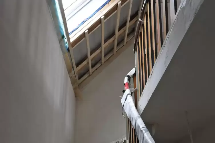 Blick ins Treppenhaus mit neuem Dachfenster im komplett ged&auml;mmten Dach. 