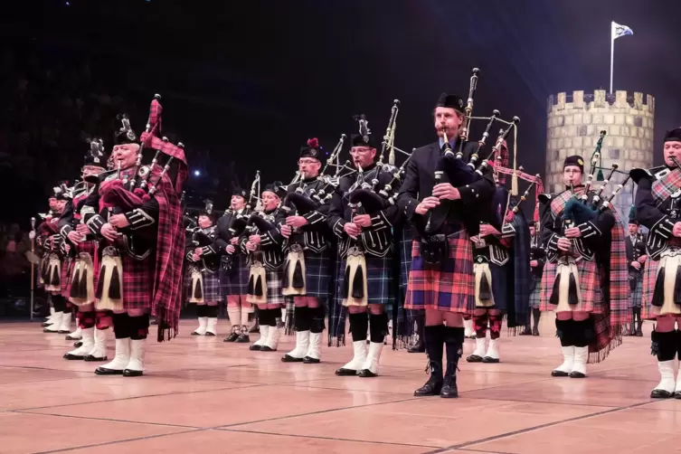Im Gleichschritt: Über 100 „Pipes and Drums“ sorgen für waschechtes Schottland-Feeling.