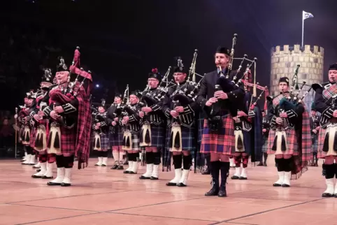 Im Gleichschritt: Über 100 „Pipes and Drums“ sorgen für waschechtes Schottland-Feeling.