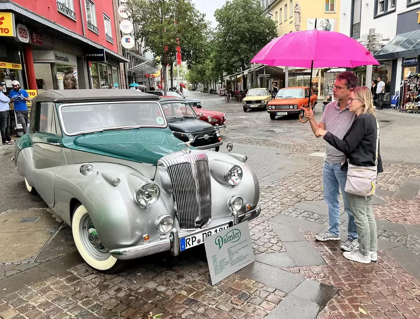 Blickfang in der Bahnhofstraße: Manfred und Martina Heiner bewundern eine der Karossen der Oldie-Freunde Pfalz.