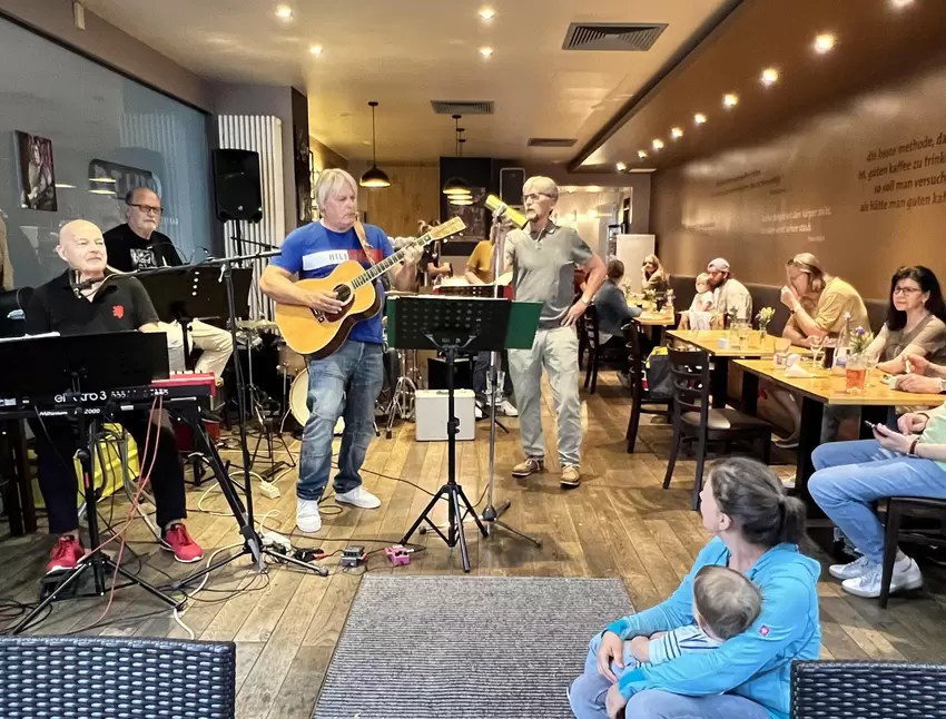 Dach überm Kopf: Im Cafe Quito spielten am Freitag »The Fossils«.