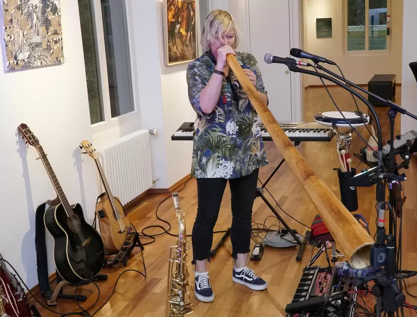 Eine Frau, viele Instrumente: Missy Canis improvisierte im Kunsthaus Melodien und baute sie zu Songs zusammen.