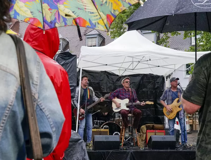 Wetterfest – das galt auf dem Rathausplatz für Zuhörer und Musiker gleichermaßen. Auf der Bühne: die Countryband »Nash«.