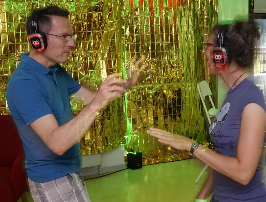 Disco in leise: Holger Koch und Claudia Mohr aus Ludwigshafen tanzen in der Stadtbücherei zu Musik aus dem Kopfhörer.
