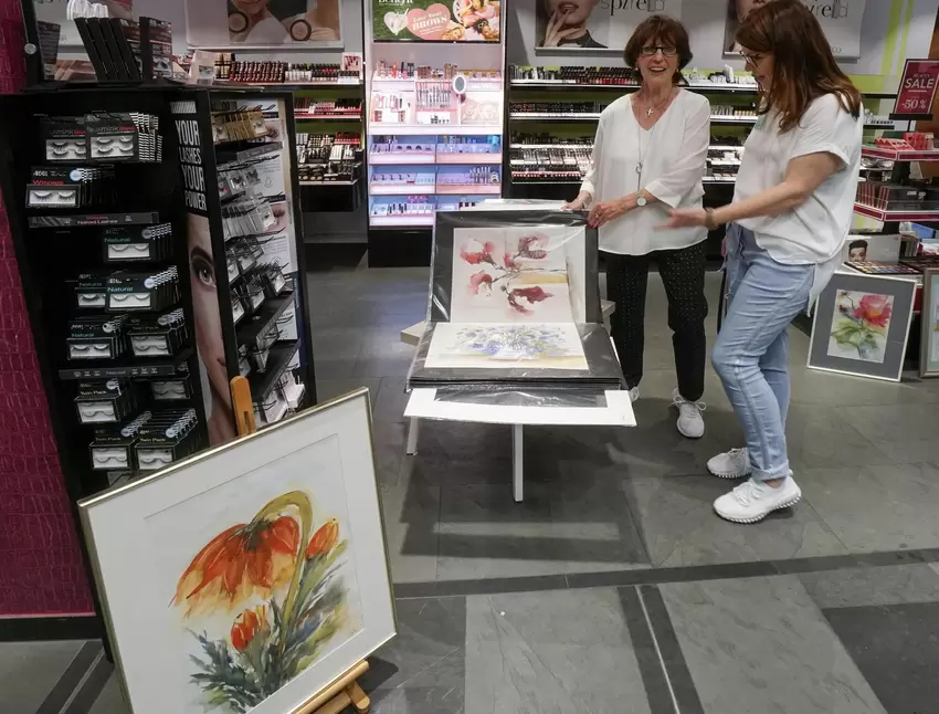 Kunst in der Parfümerie: Dort zeigte Traudel Görtz Aquarellmalerei.