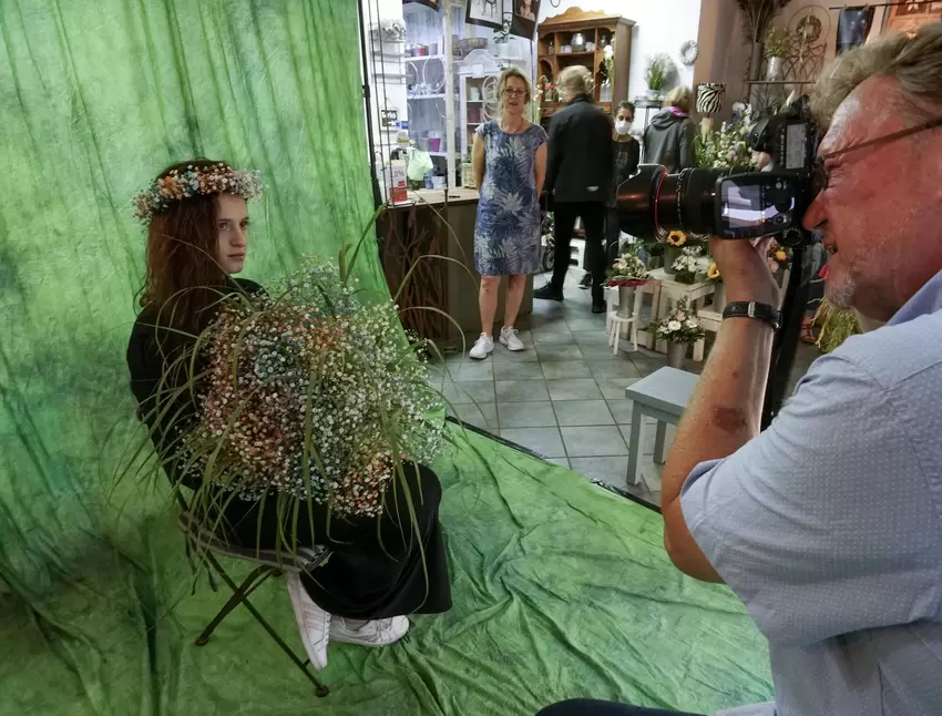 Bunte Kreationen für mutige Models: Fotograf Thomas Detzner beim Shooting in der Blumen-Oase.