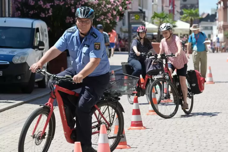Hütchen-Parcours: Polizist Matthias Michel und Monika Denig trainieren das Kurvenfahren mit dem E-Bike. 