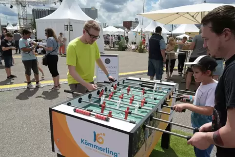 125 Jahre Kömmerling: Spaß für die ganze Familie beim Tischfußball. 