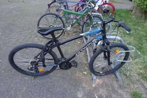 Auch wer sein Fahrrad nur kurz abstellt, sollte es immer anschließen, rät die Polizei. 