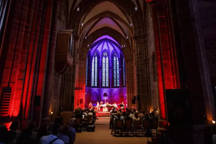 Assana in der stimmungsvoll beleuchteten Stiftskirche bei der Langen Nacht der Kultur.