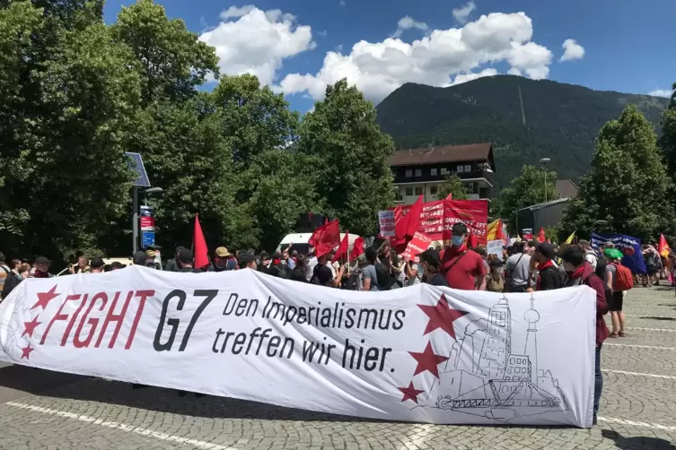 Eine schätzungsweise niedrige vierstellige Anzahl an Demonstranten protestierte in Garmisch gegen den G-7-Gipfel. 