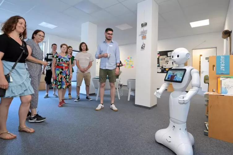 Kann Musik abspielen und tanzen: Roboter „Pepper“, der zum Innovationslabor der Speyerer Uni gehört. 