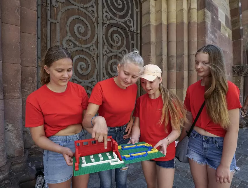 Erkenbert lässt grüßen: Maya, Cara, Penelope und Sophie (von links) mit einem Modell der früheren Klosteranlage aus Legosteinen.