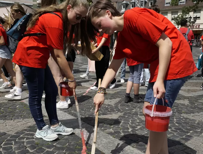Mit Pinsel und Farbe markierten Schüler den Streifzug durch die Historie Frankenthals.