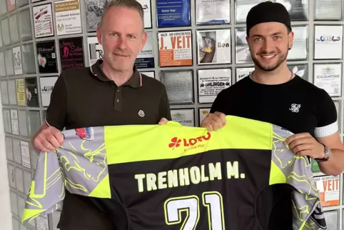 Nach zwei Jahren in Pforzheim läuft Marco Trenholm (rechts) wieder für den EHC Zweibrücken auf. Nach zwei Jahren in Pforzheim läuft Marco Trenholm (rechts) wieder für den EHC Zweibrücken auf.