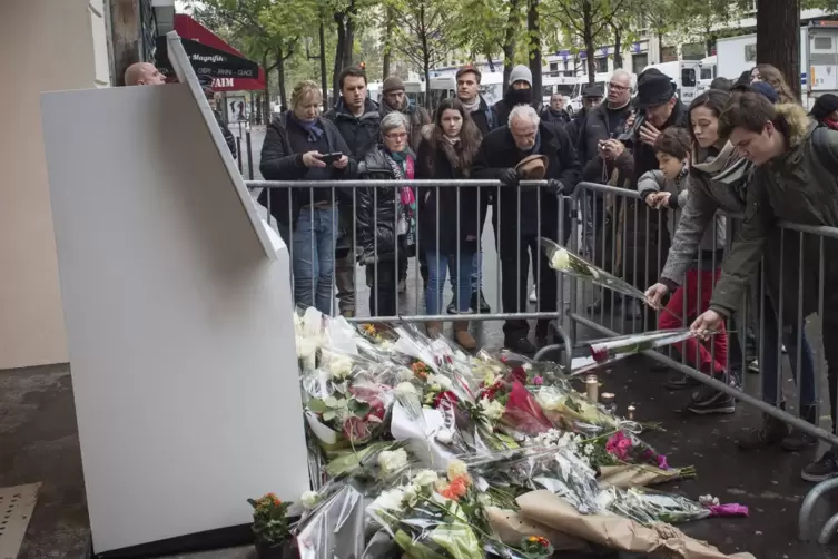 Erinnerung an die Toten in der Pariser Veranstaltungshalle Bataclan. Das Foto entstand am Jahrestag des Anschlags. 