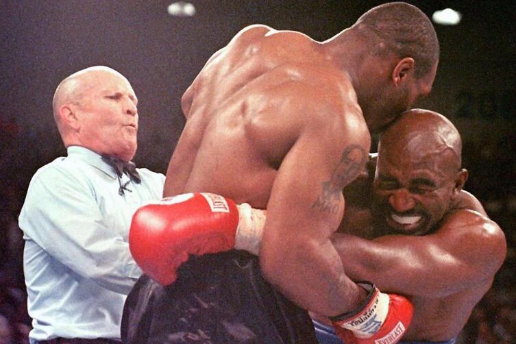 Evander Holyfield (rechts) verzieht das Gesicht, nachdem ihm Mike Tyson ins Ohr gebissen hat.