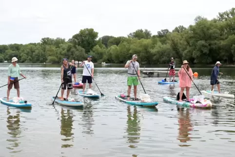 Clean up: Die Surfrider sind am Sonntag auf dem Otterstädter Altrhein unterwegs. 