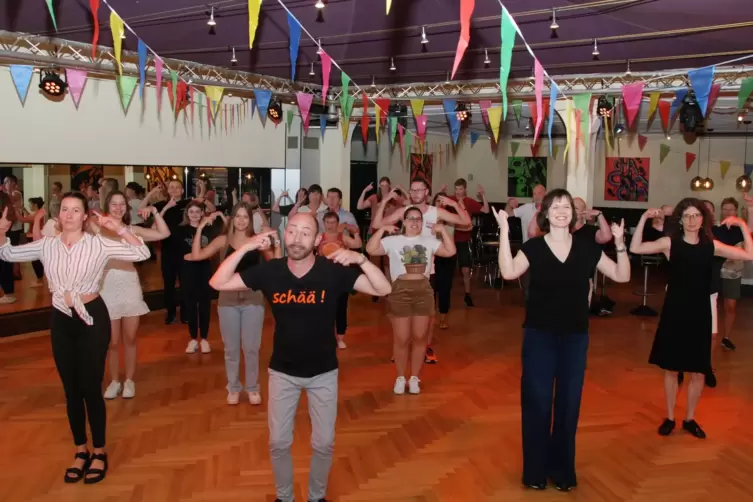 25 Teilnehmer beteiligten sich in der Tanzschule Knöller und machten so den Weltrekord im Linedance möglich.
