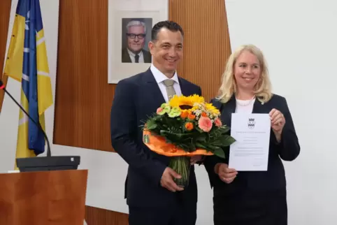 Heike Kaster-Meurer vereidigte Emanuel Letz als neuen Oberbürgermeister der Stadt Bad Kreuznach und überreichte ihm die Ernennun